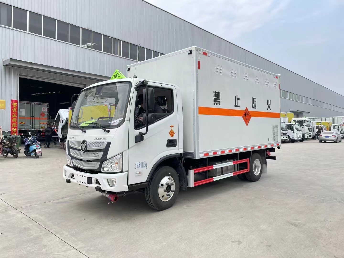 福田歐馬可寬體藍(lán)牌4.1米爆破器材運(yùn)輸車