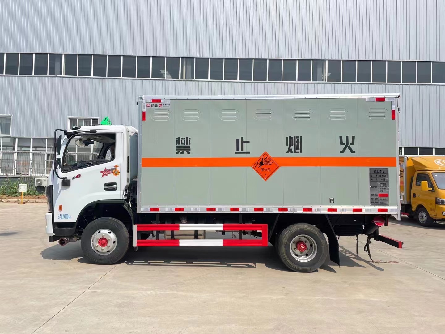 東風多利卡5噸爆破器材運輸車