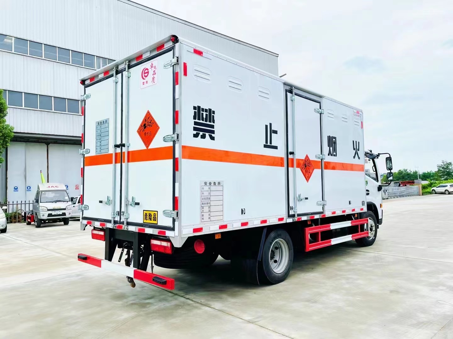 東風多利卡7噸民爆車