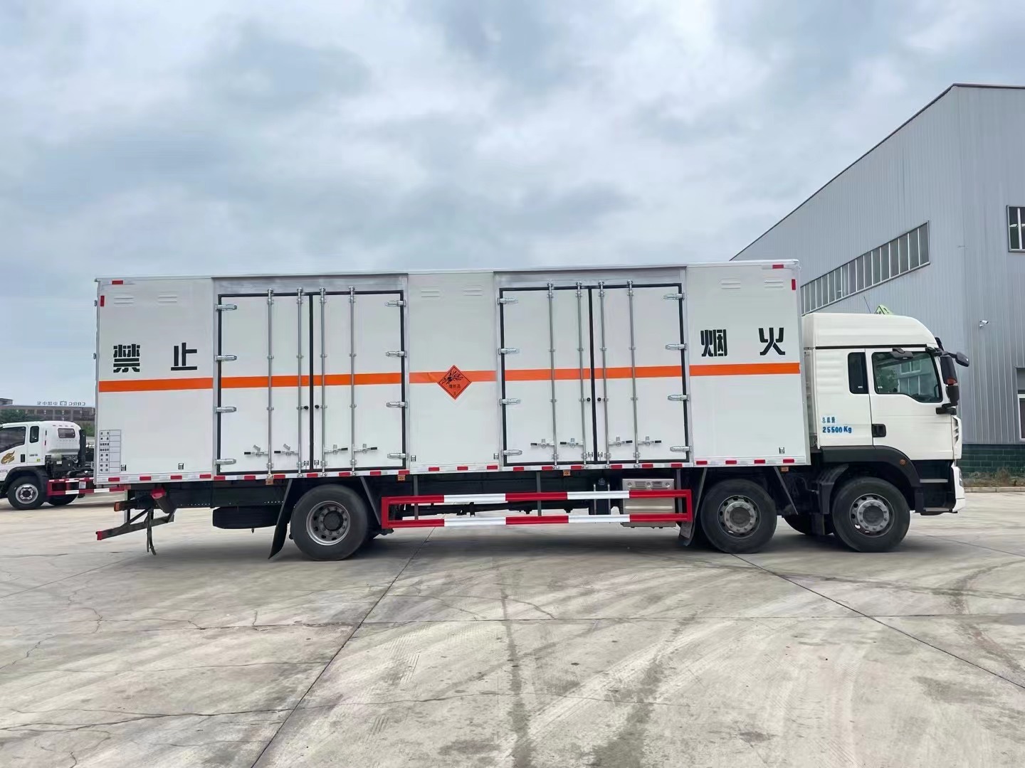 重汽豪沃9.6米煙花炮竹運輸車