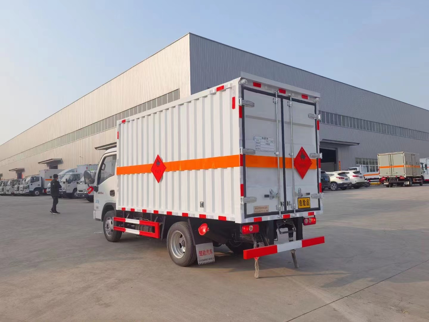 躍進(jìn)S80柴油版3.4米易燃?xì)怏w廂式運(yùn)輸車(chē)