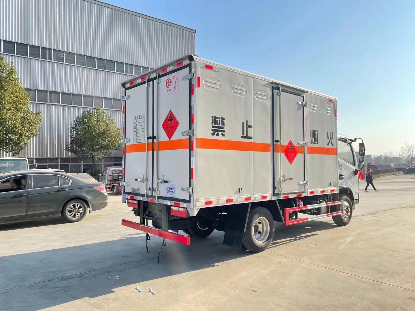 東風多利卡4.1米易燃氣體廂式車