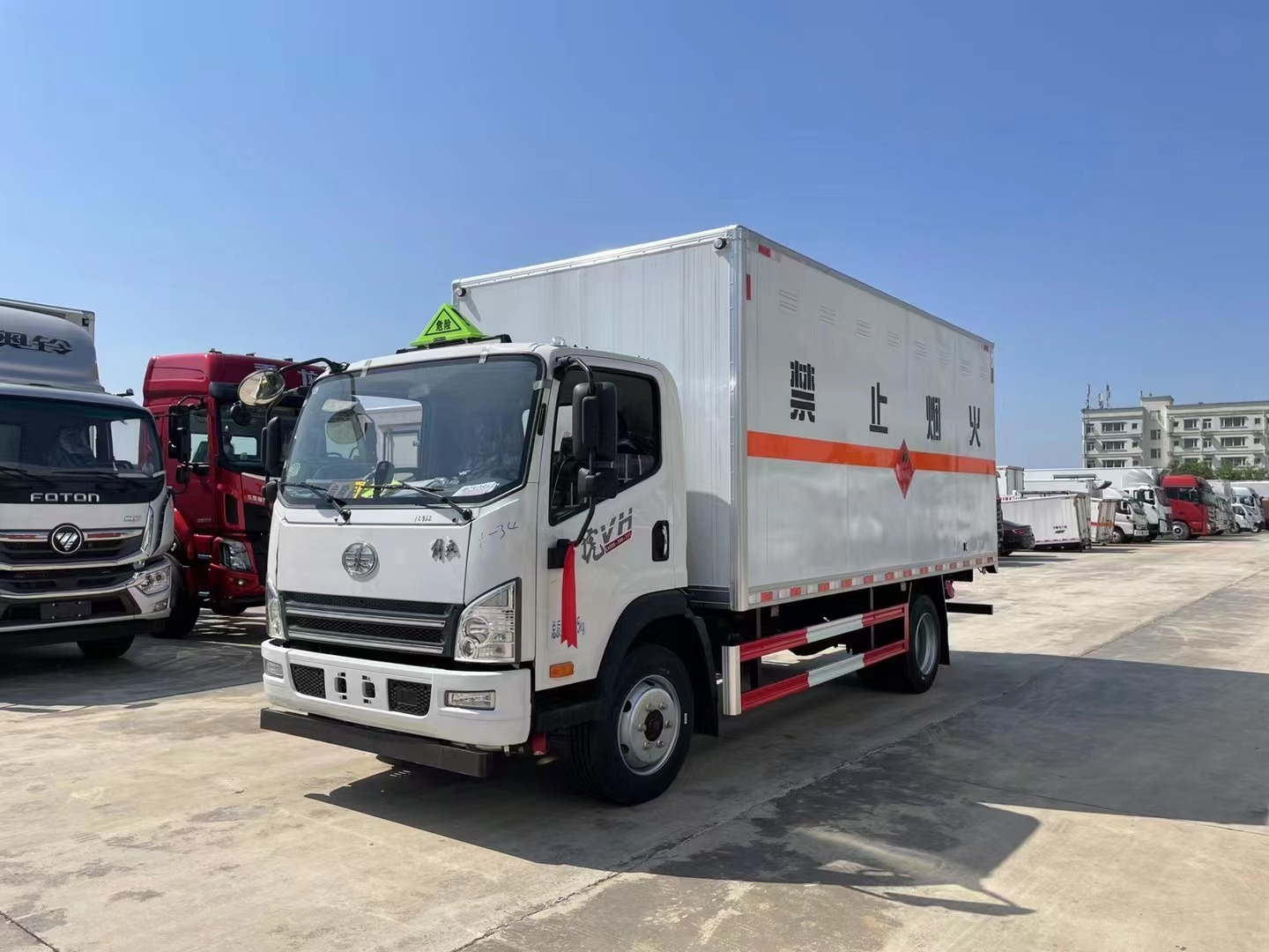 解放5.2米易燃?xì)怏w廂式運(yùn)輸車/液化氣運(yùn)輸車