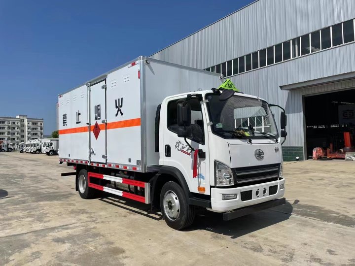 解放5.2米易燃?xì)怏w廂式運(yùn)輸車/液化氣運(yùn)輸車