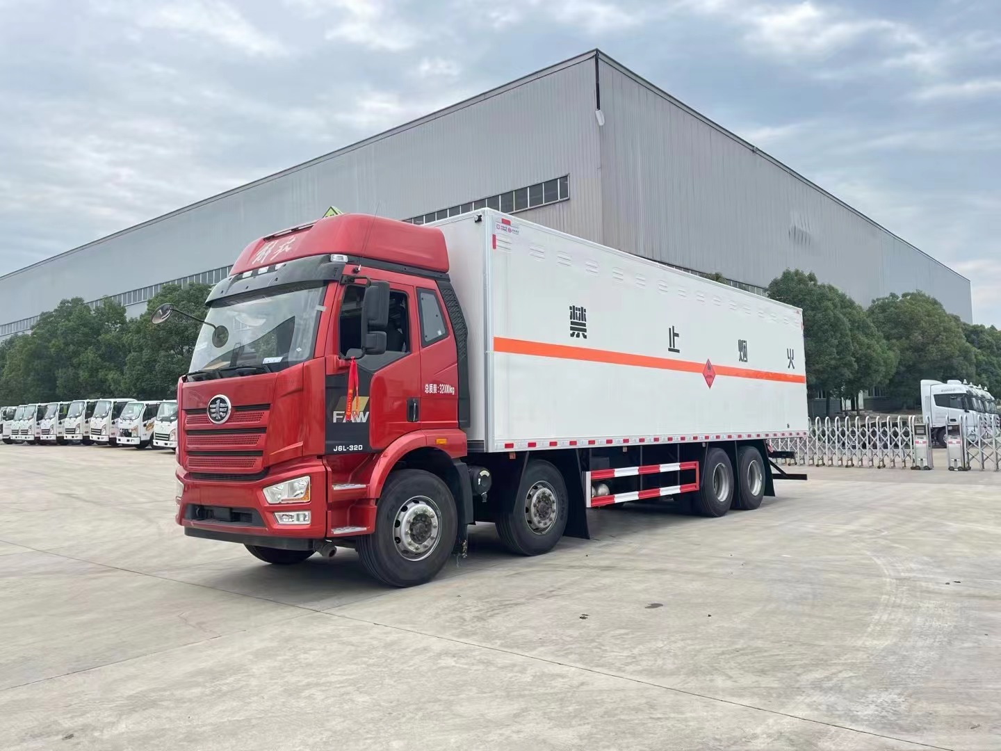 解放9.6米氣體廂式運輸車