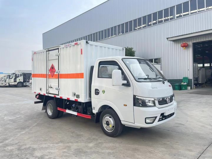 東風途逸1.9噸藍牌易燃液體廂式運輸車