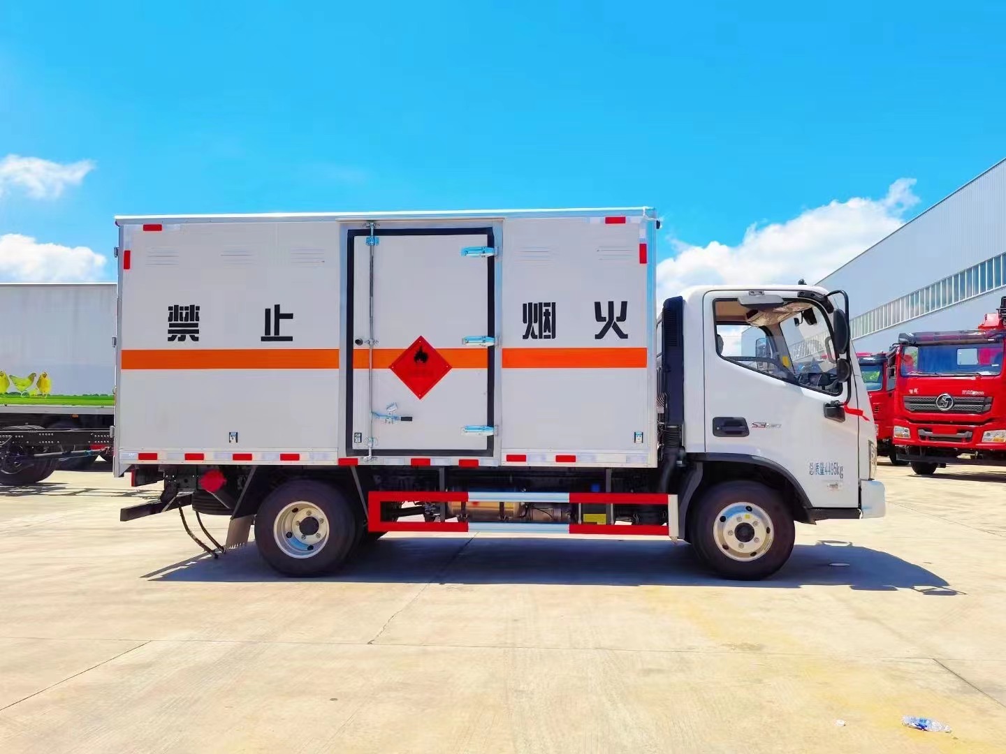 福田歐馬可4.1米易燃液體廂式運輸車