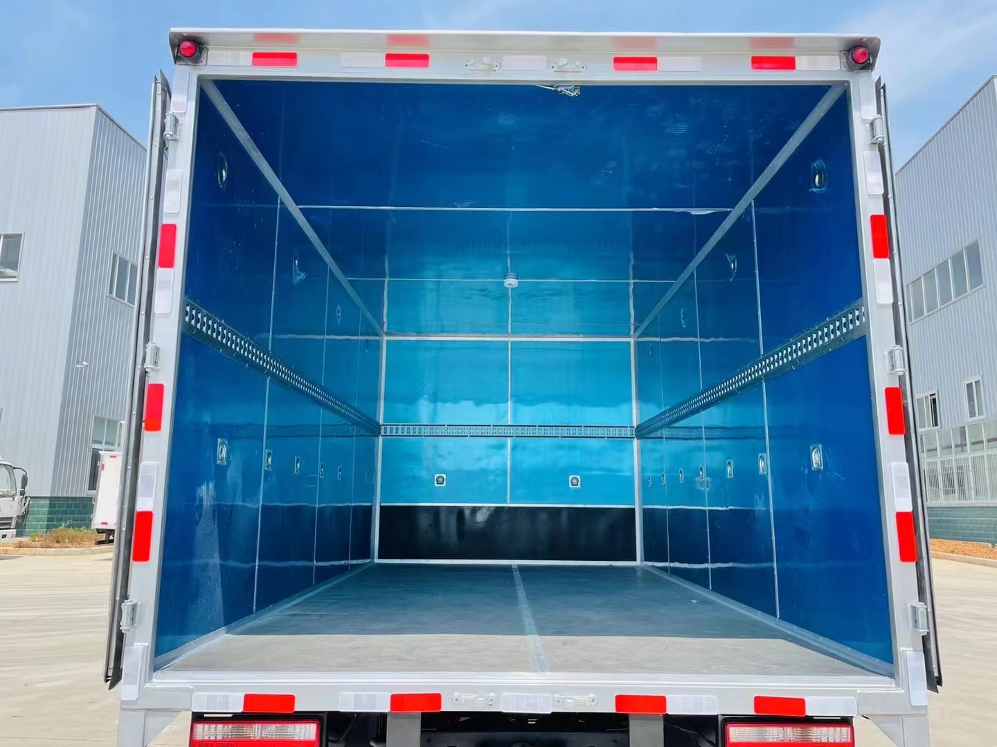 東風多利卡（4.3米）5噸易燃液體廂式車