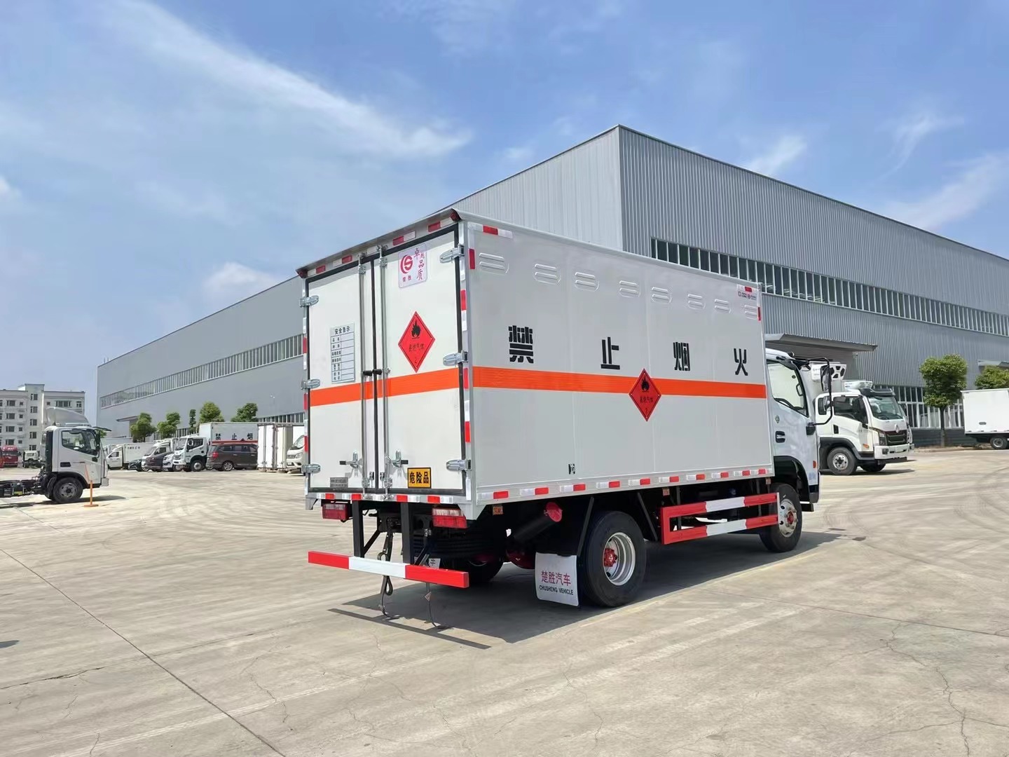 東風多利卡（4.3米）5噸易燃液體廂式車