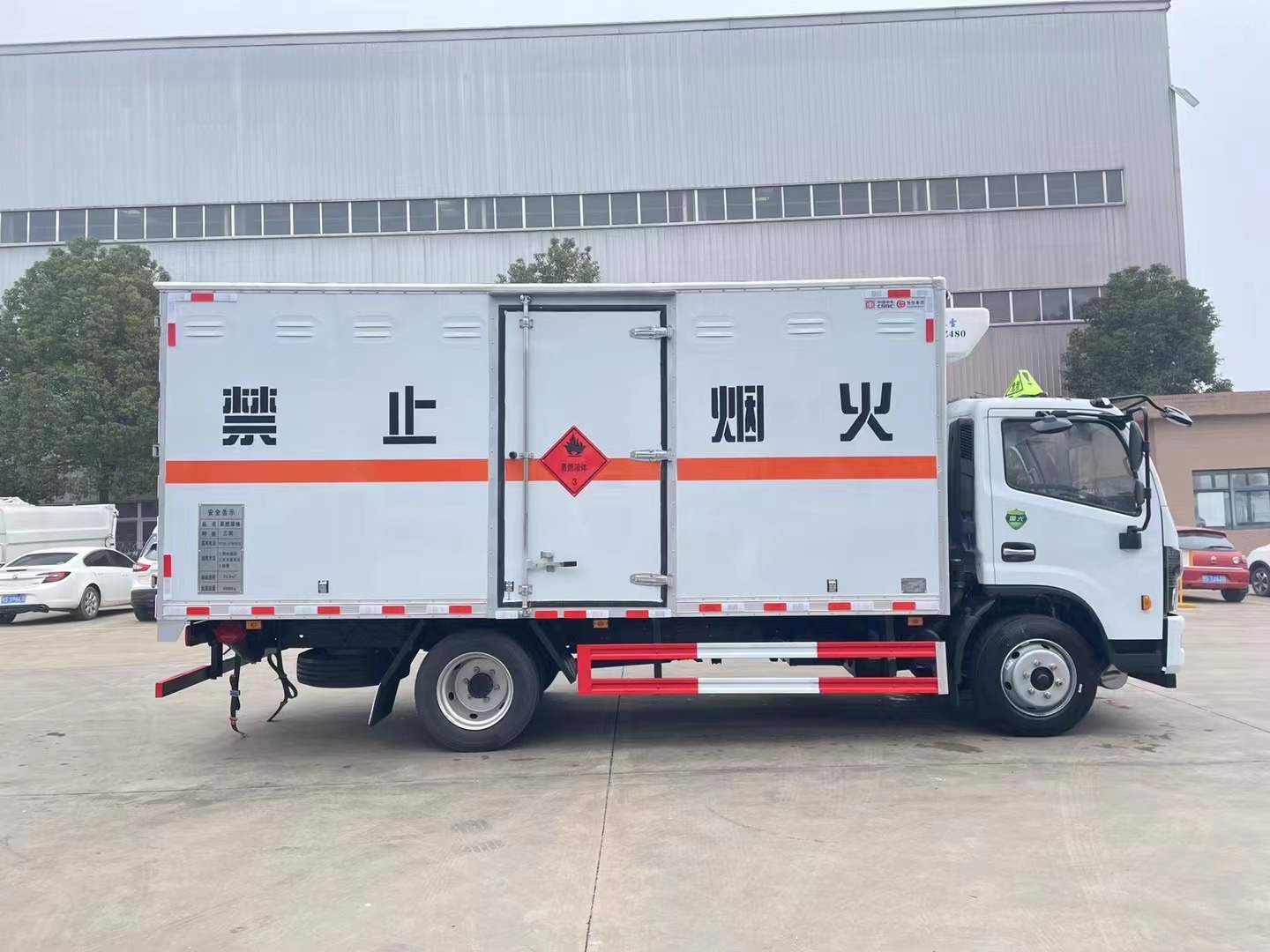 東風多利卡（5.2米）7.2噸易燃液體廂式運輸車