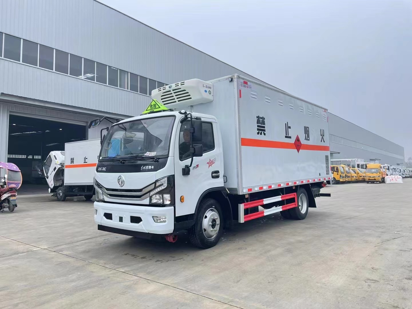 東風多利卡（5.2米）7.2噸易燃液體廂式運輸車