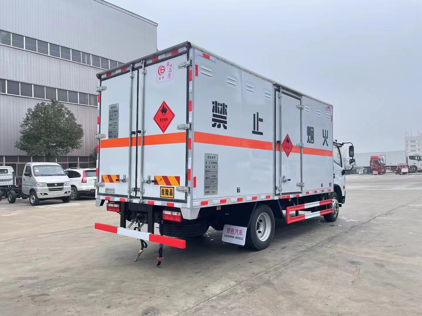 東風多利卡（5.2米）7.2噸易燃液體廂式運輸車