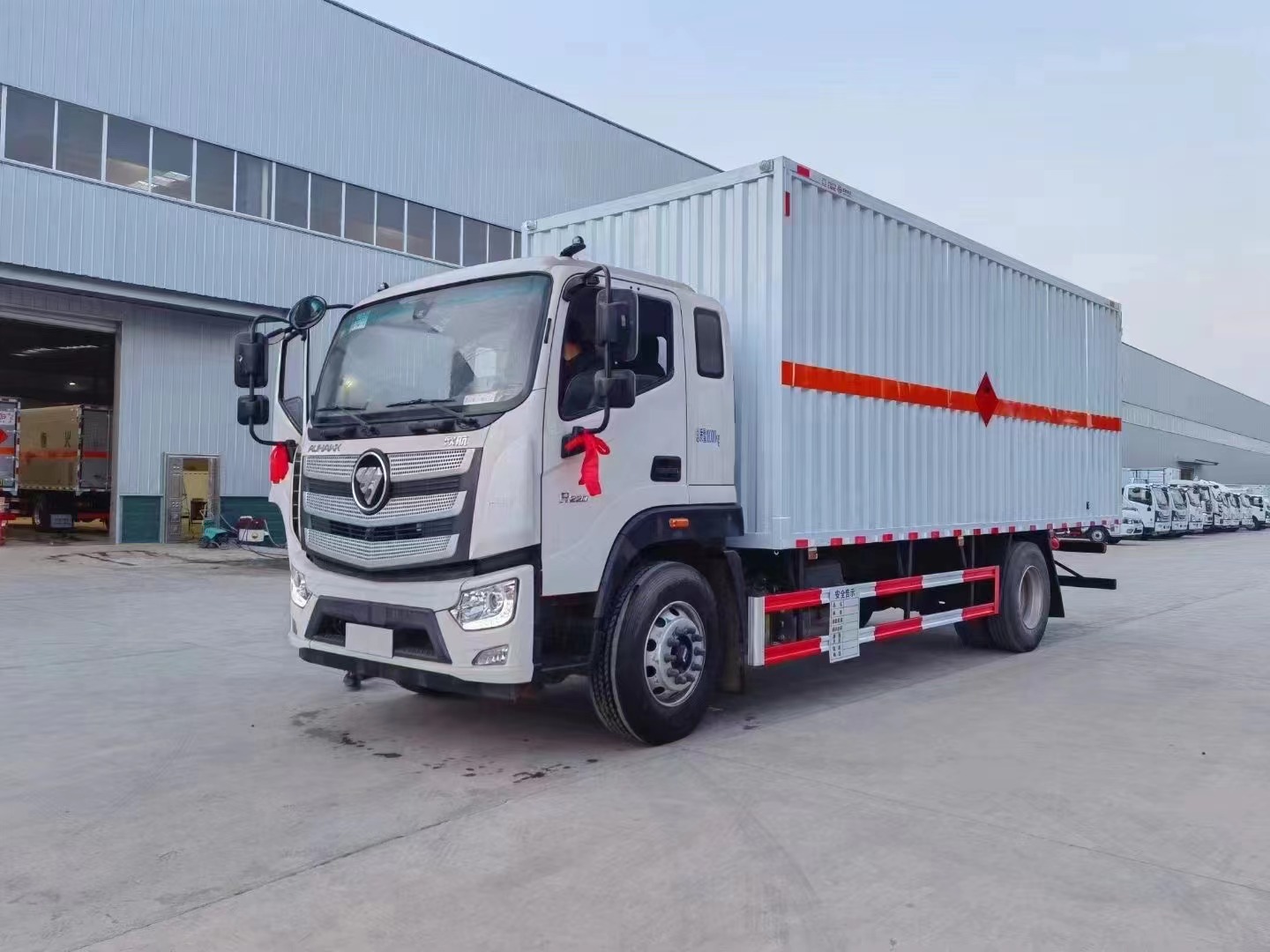 福田歐航6.8米易燃液體廂式運輸