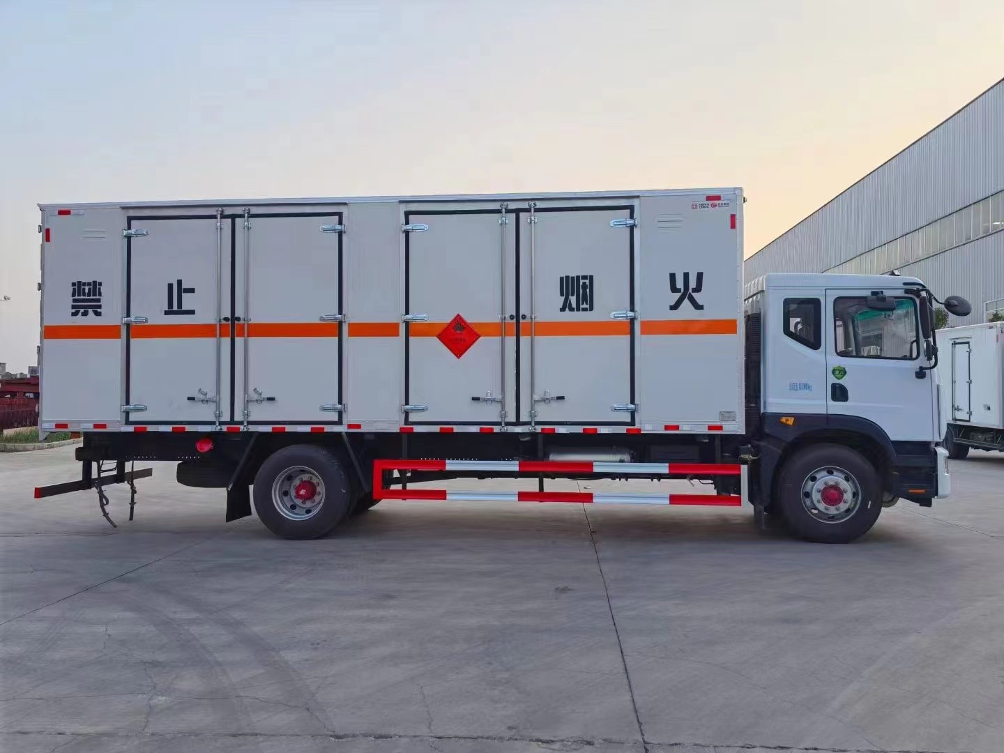 東風(fēng)7米6三類危險(xiǎn)品廂式車