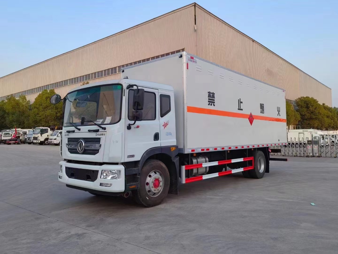 東風(fēng)7米6三類危險(xiǎn)品廂式車