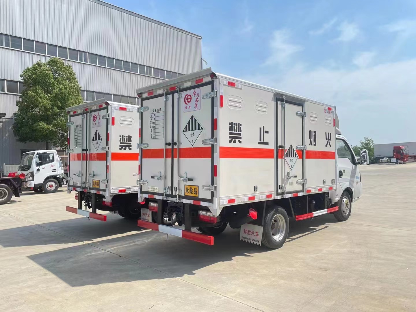 小型危險(xiǎn)廢物運(yùn)輸車/廢機(jī)油運(yùn)輸車