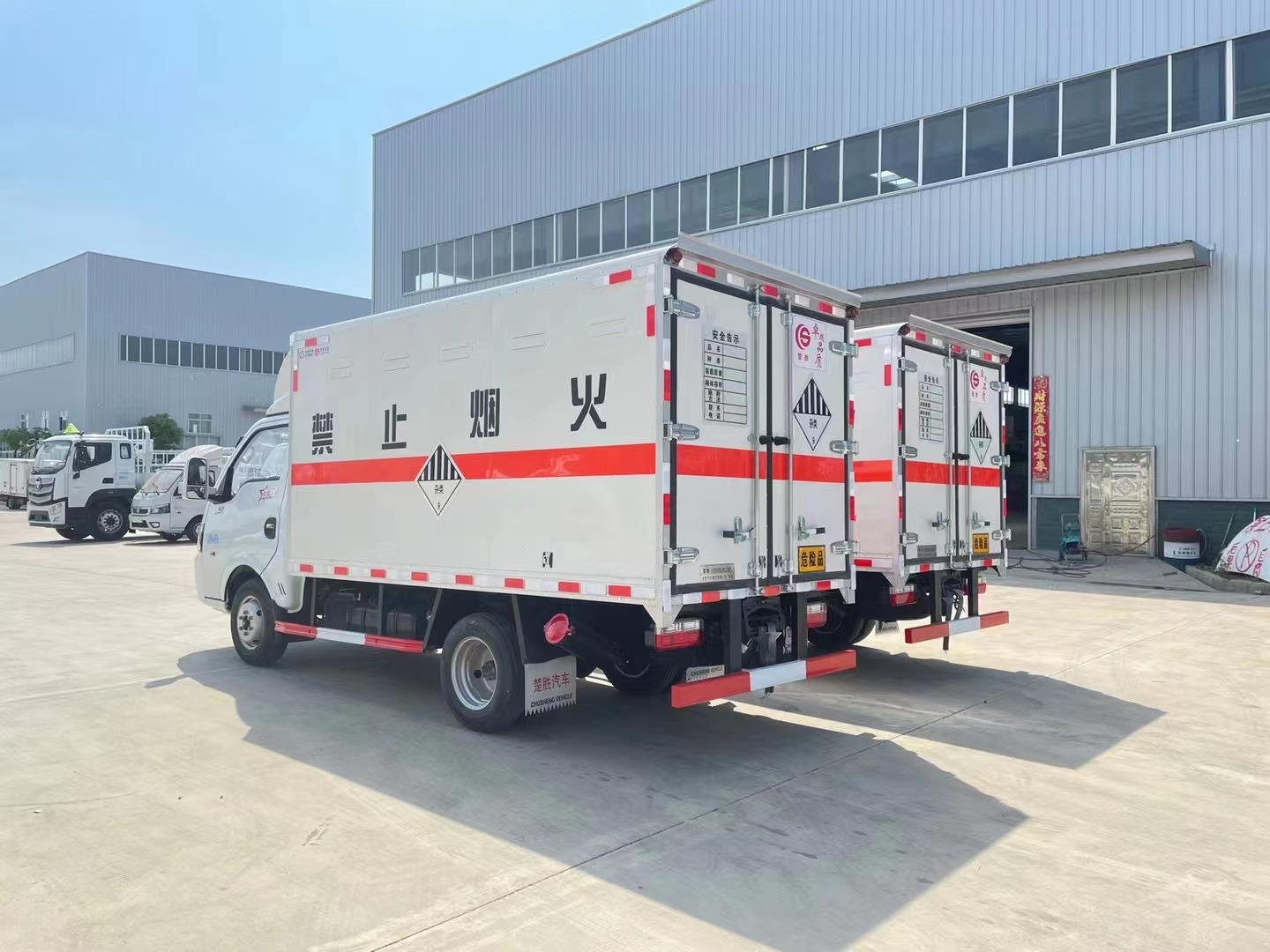 小型危險(xiǎn)廢物運(yùn)輸車/廢機(jī)油運(yùn)輸車