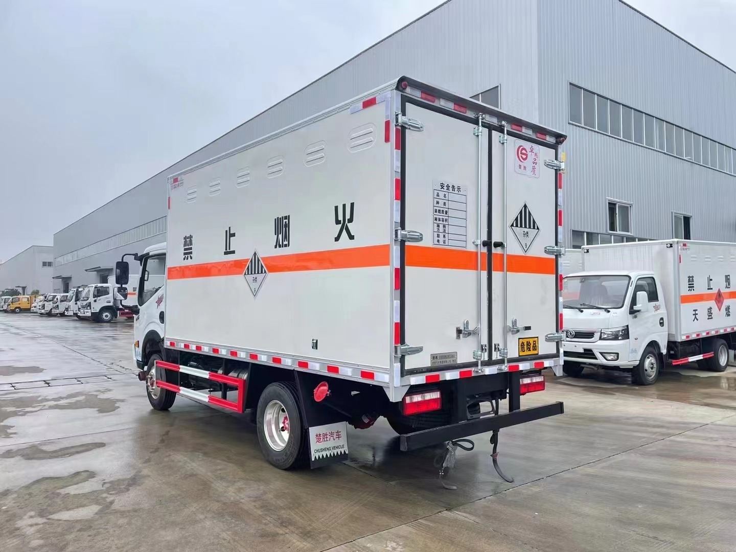 東風藍牌4.2米雜項危險物品廂式運輸車