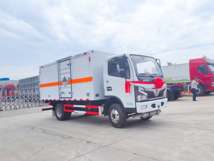 東風福瑞卡4.1米3.8噸危廢車