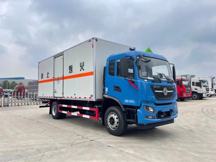 東風天錦6.8米9類危險品車