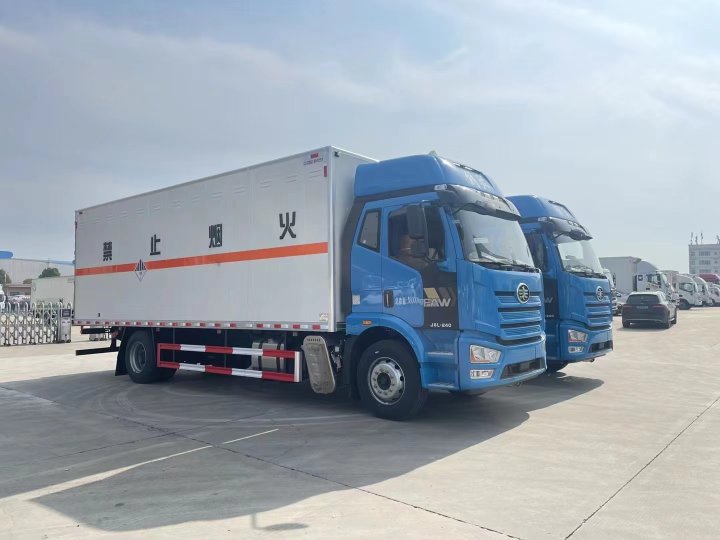 解放精致版6.8米雜項廂式車