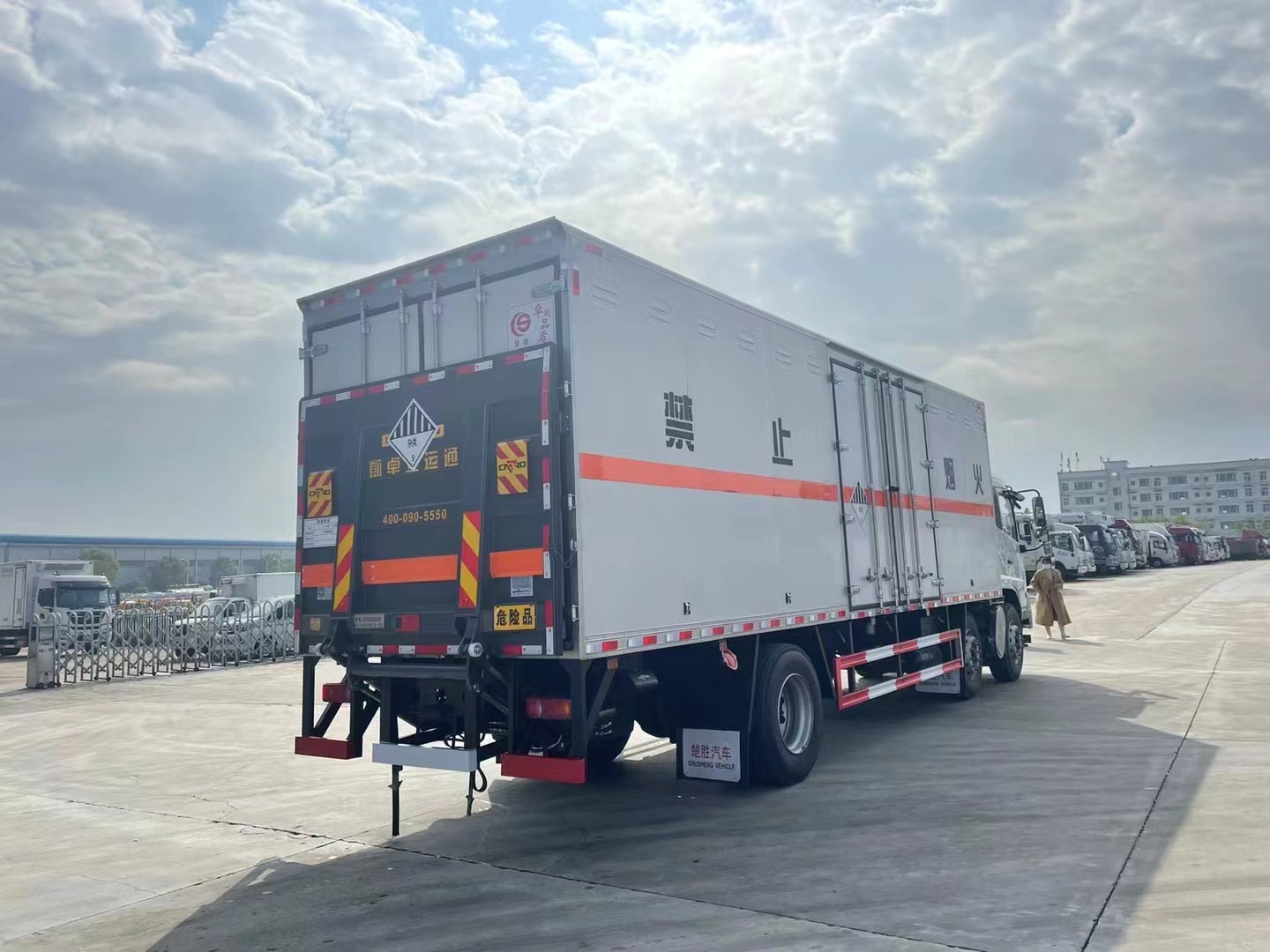 東風天錦8.6米九類危險品廂式車