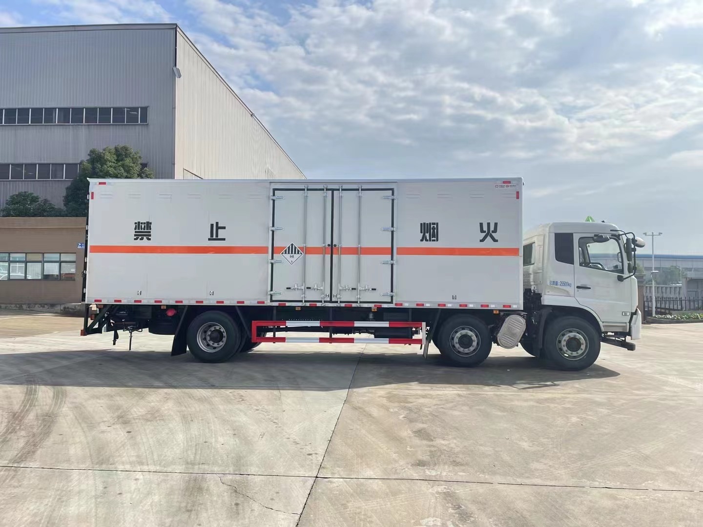 東風天錦8.6米九類危險品廂式車