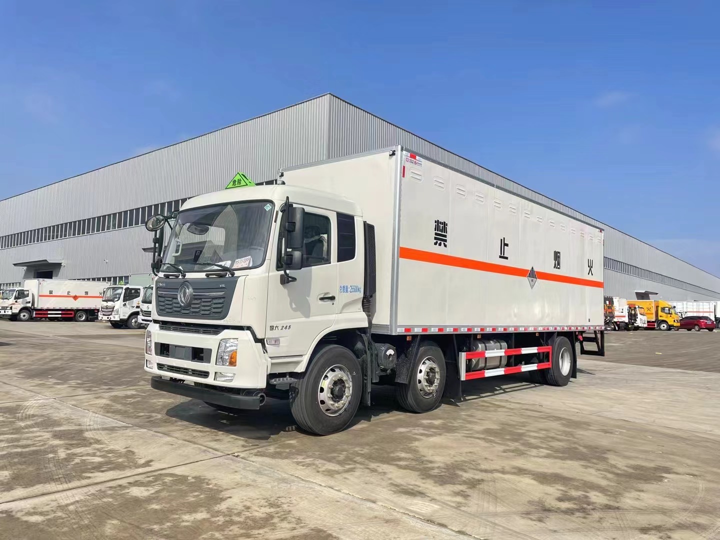 東風天錦8.6米九類危險品廂式車