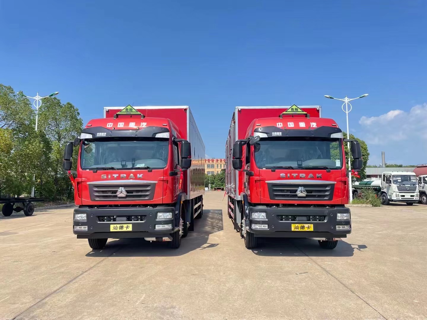 汕德卡9.5米易燃固體廂式運輸車