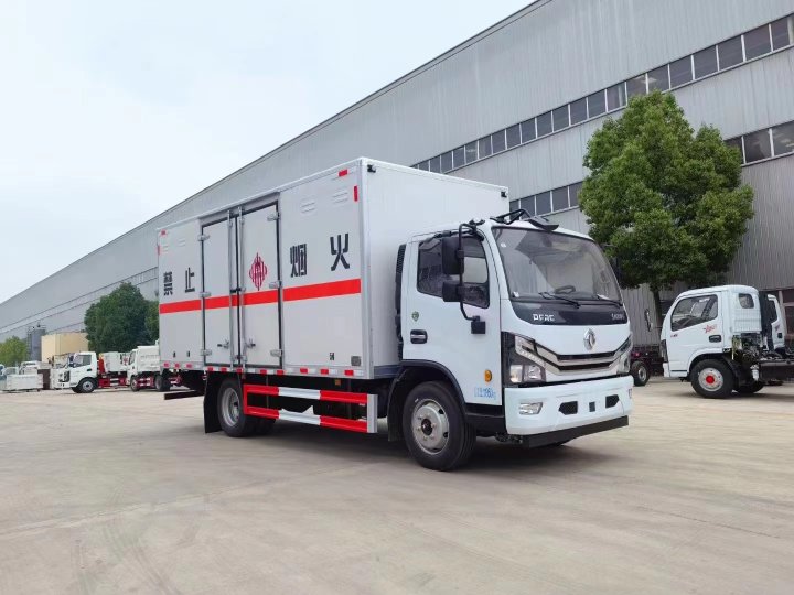 東風多利卡（5.2米）7.2噸易燃固體廂式運輸車