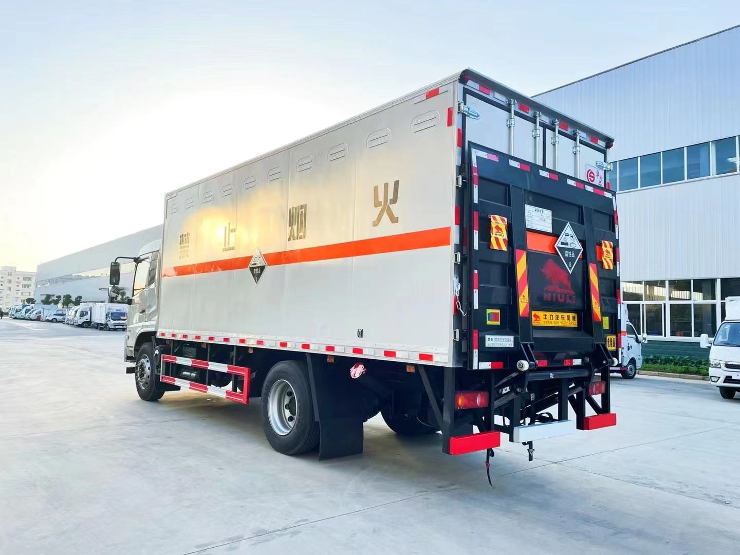 東風天錦6.2米/6.8米10噸腐蝕品廂式車