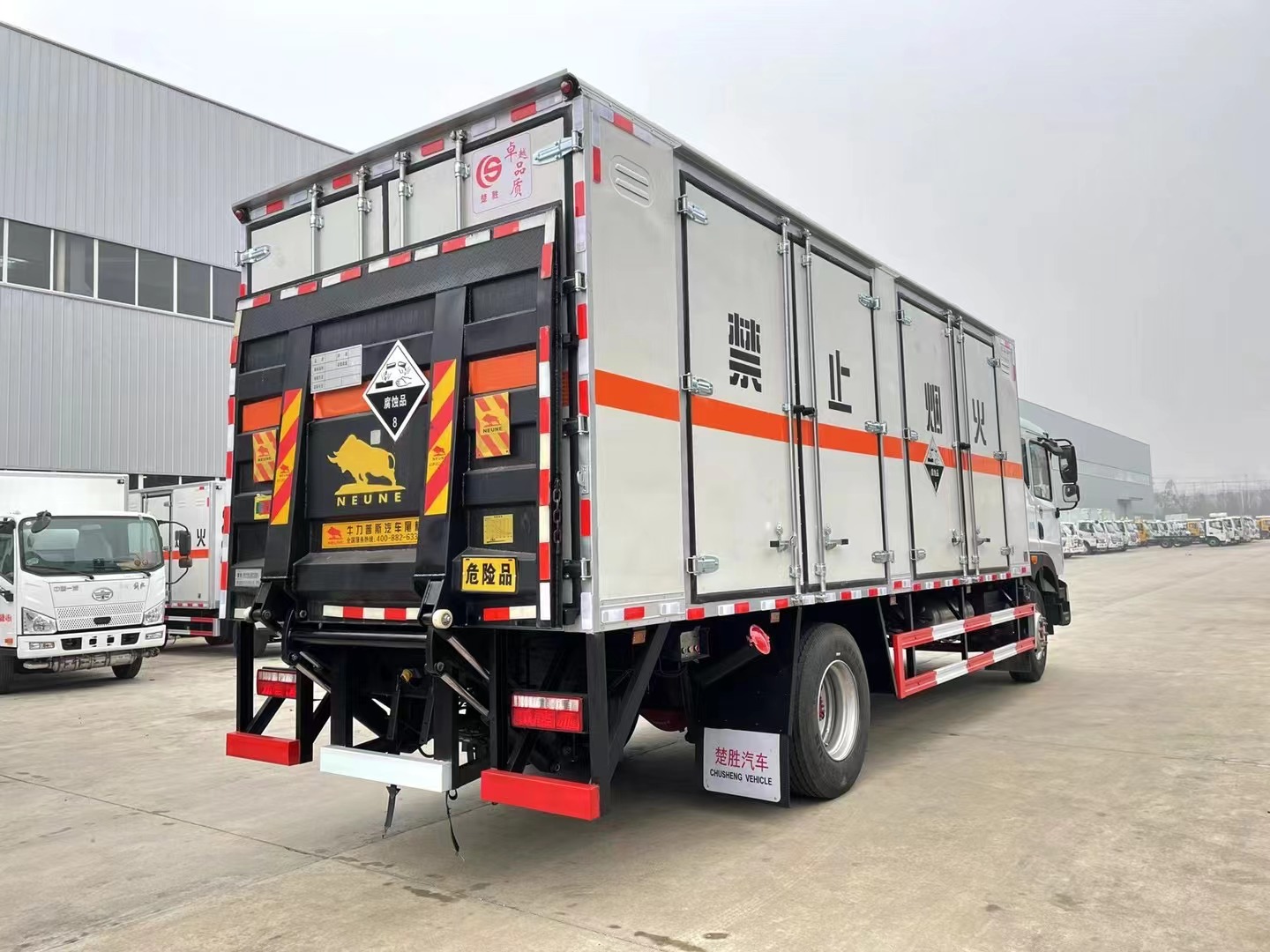 東風天錦6.2米/6.8米10噸腐蝕品廂式車