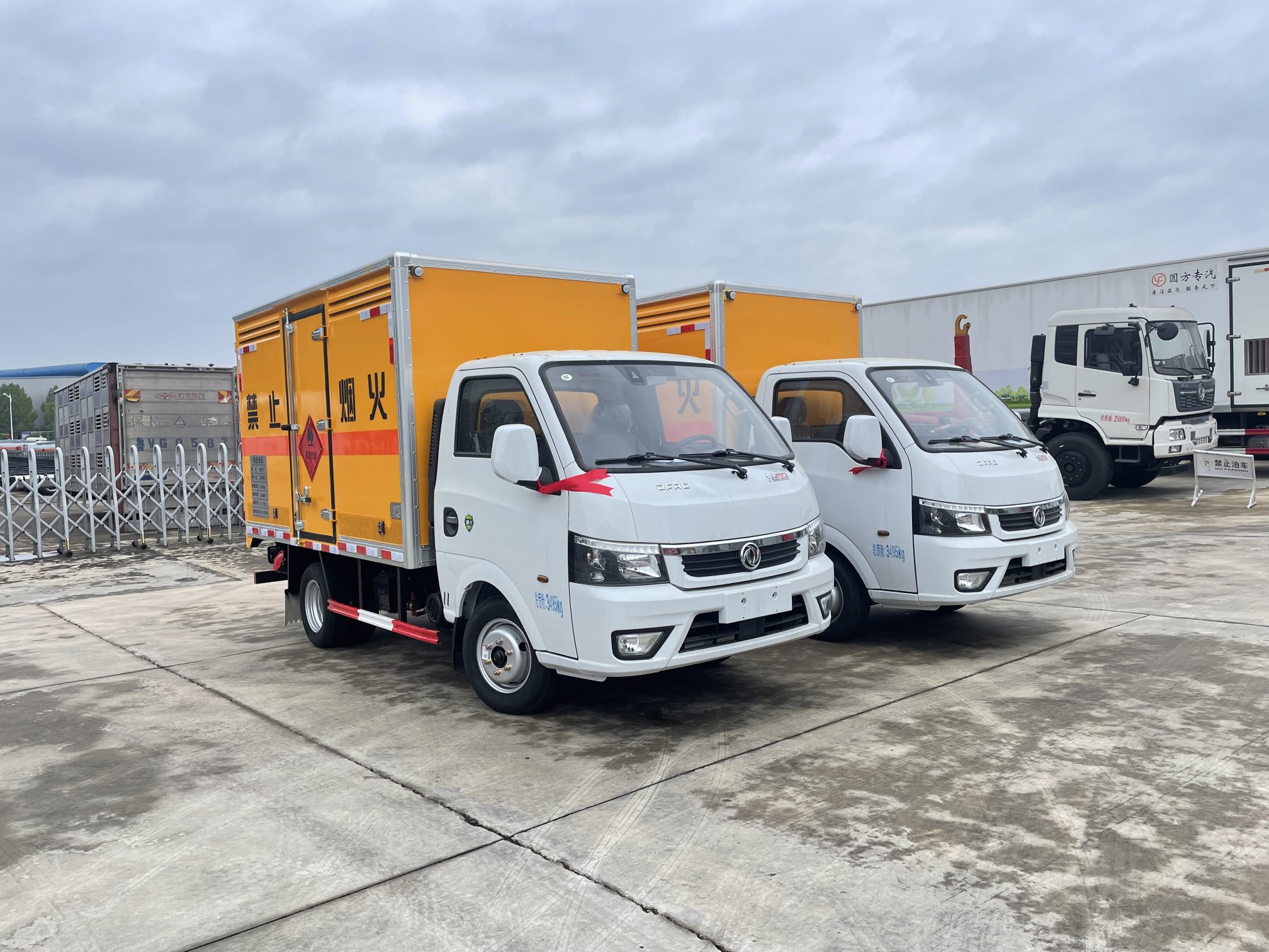 東風途逸汽油版3米易燃氣體廂式車