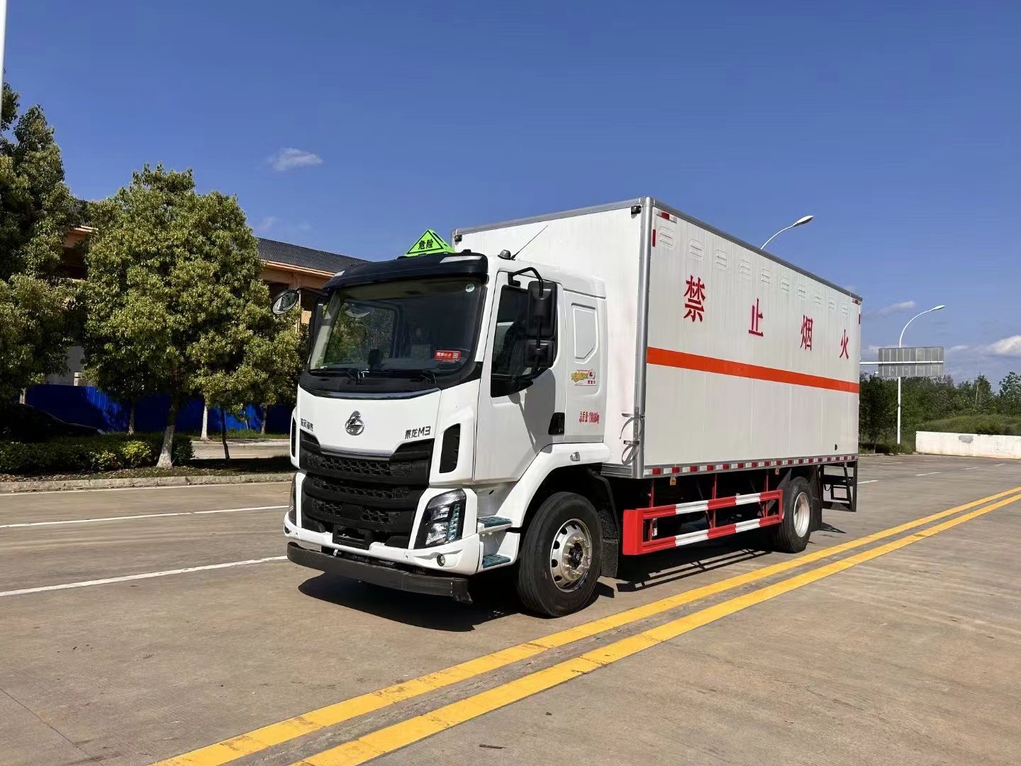 柳汽乘龍6.8米雜項危險物品廂式車