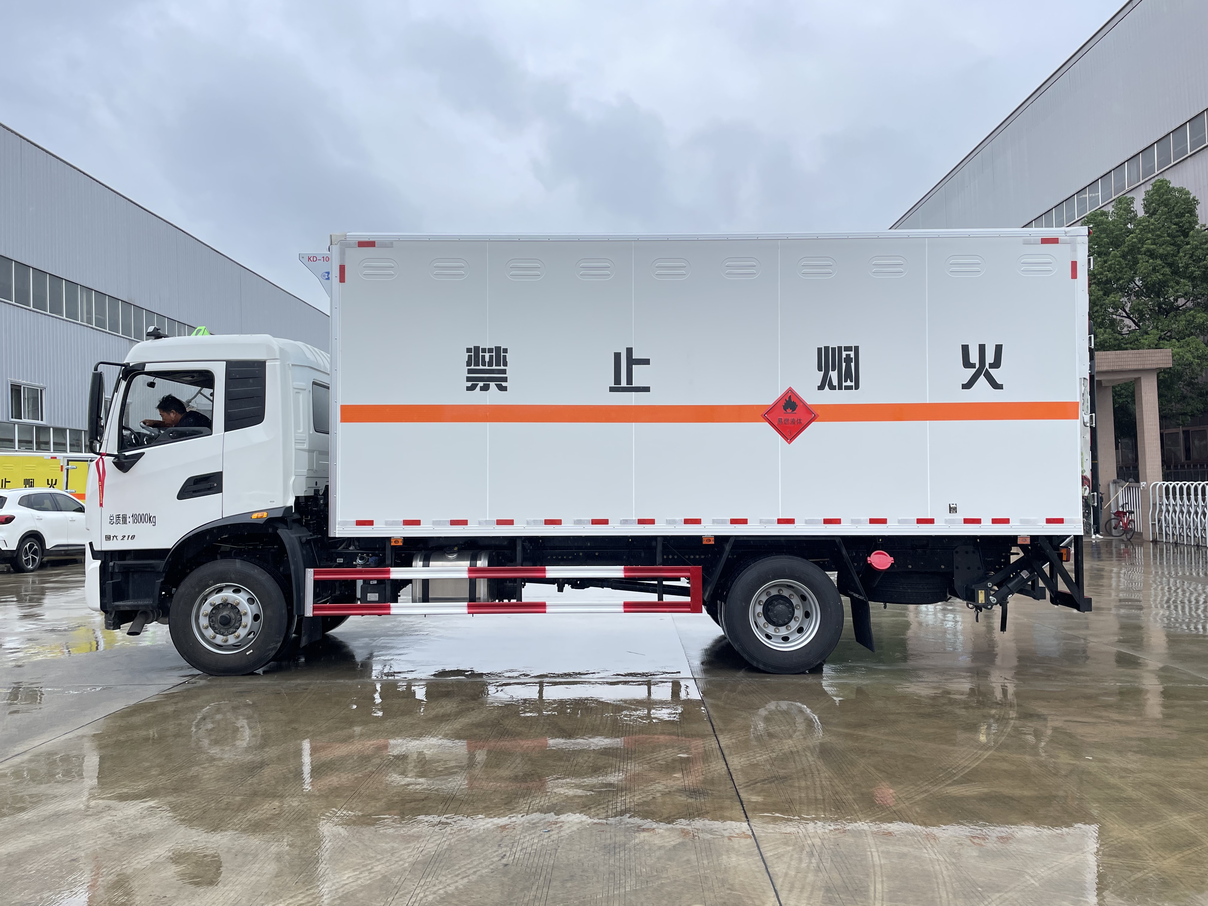 東風天錦（6.2米/6.8米）10噸液體廂式運輸車