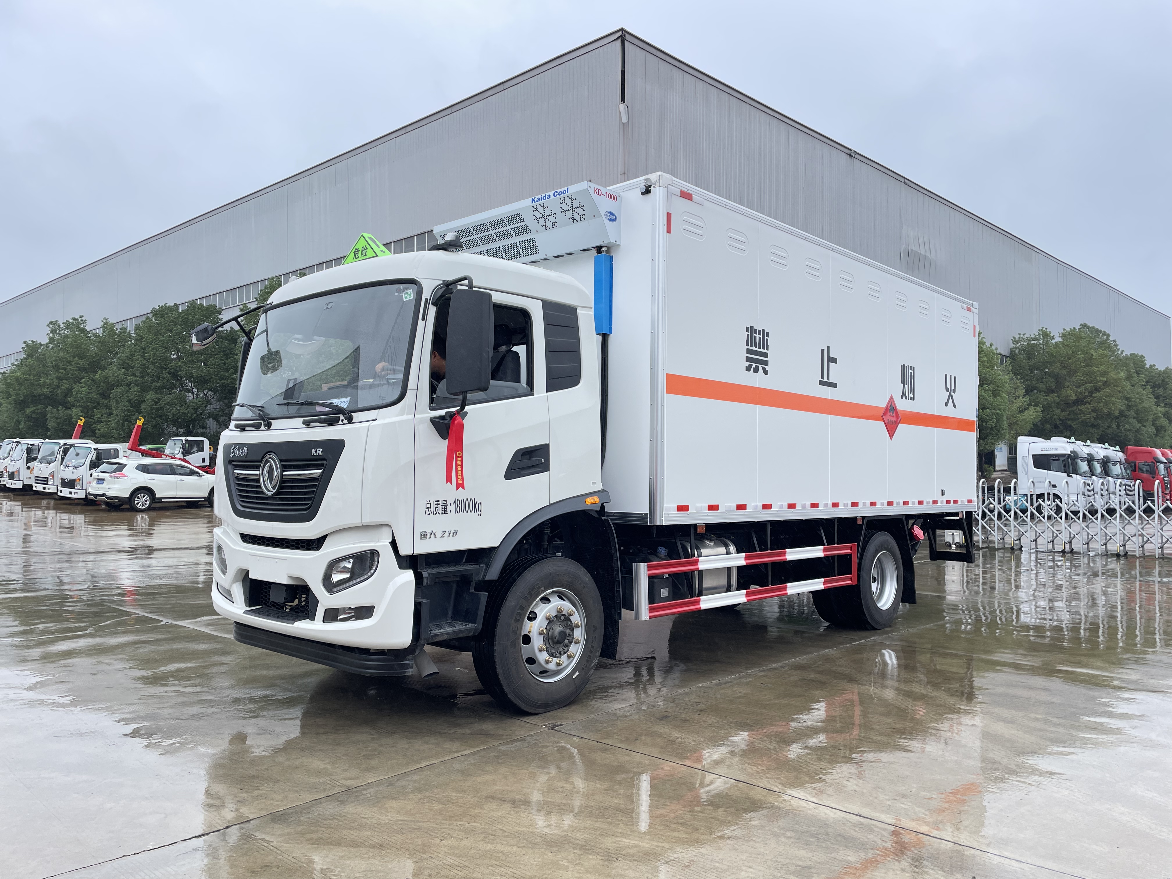 東風天錦（6.2米/6.8米）10噸液體廂式運輸車