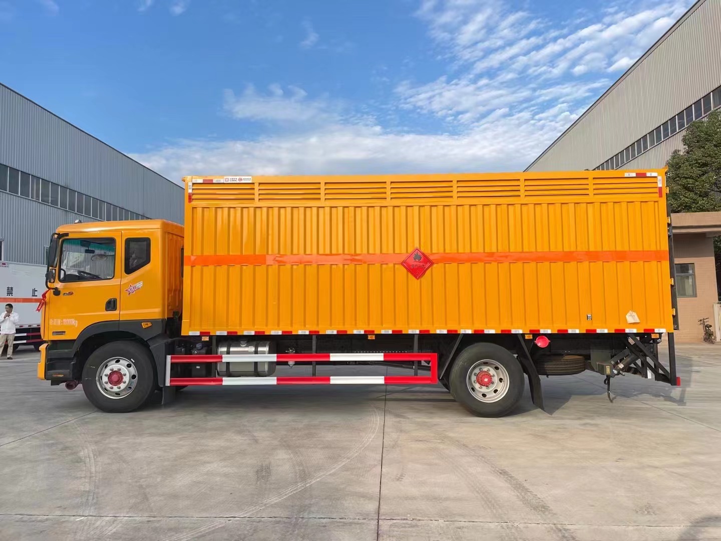 東風(fēng)多利卡7.6米氣體廂式車