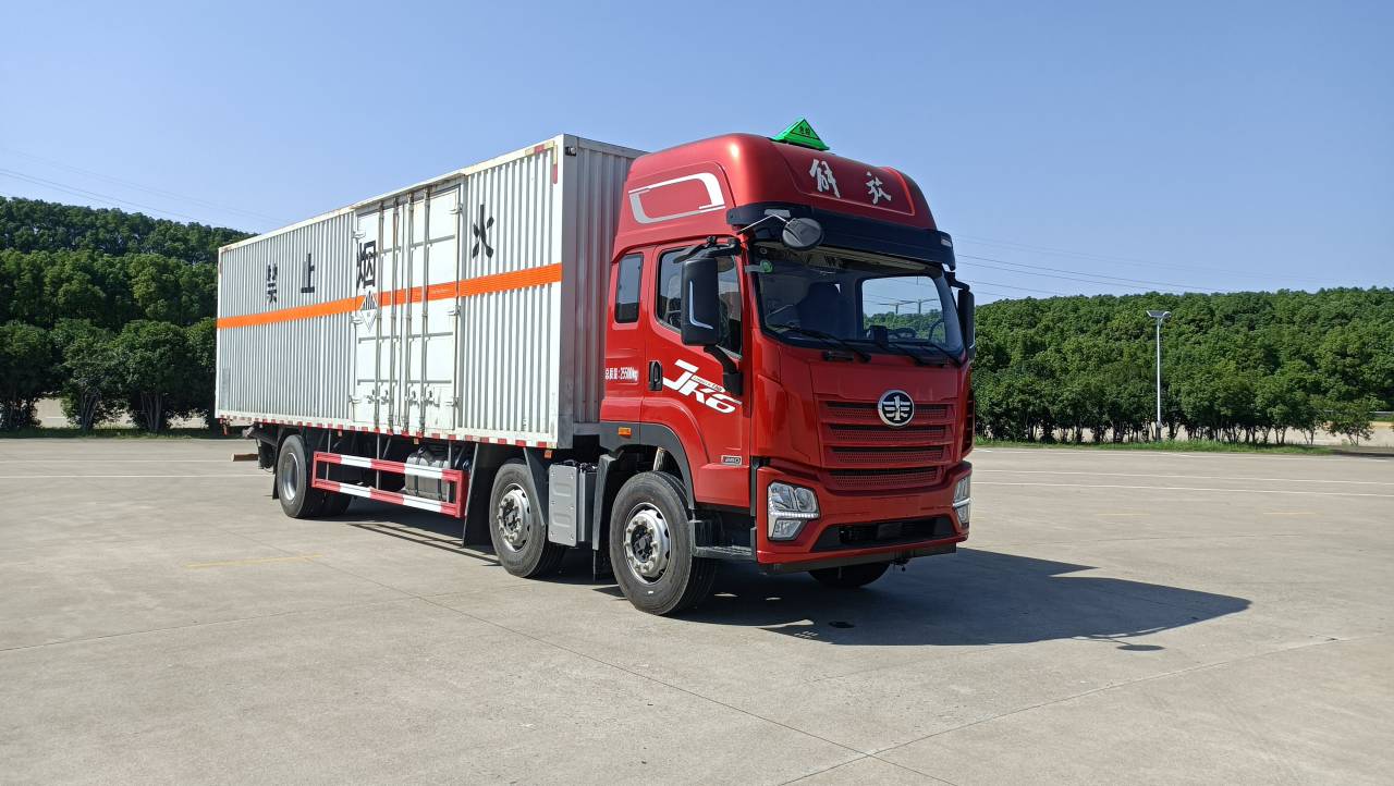 長春解放9.6米雜項(xiàng)危險(xiǎn)物品廂式車