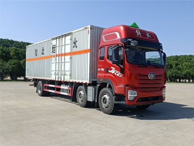 長春解放9.6米雜項危險物品廂式車