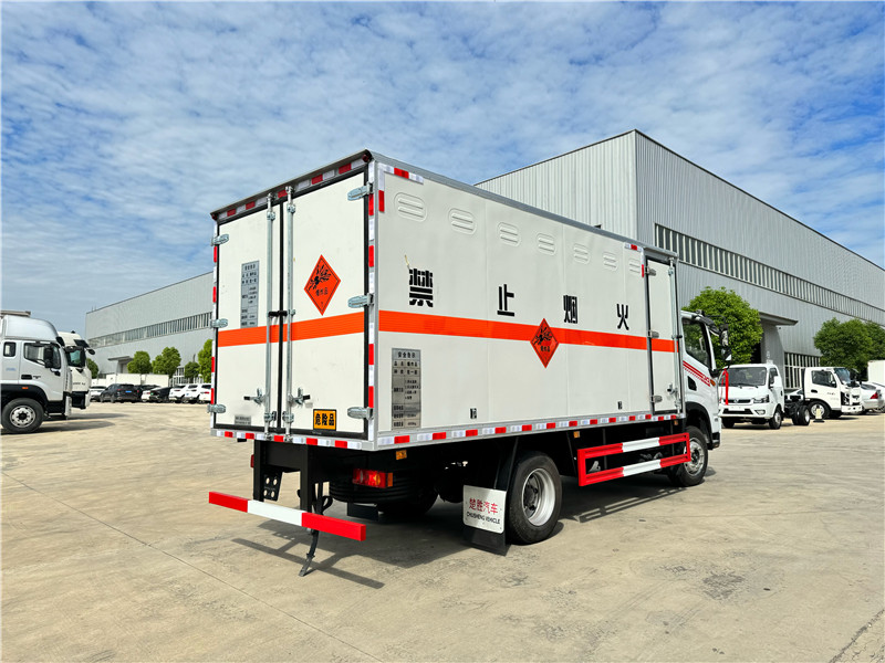 5.2米東風華神DV3炸藥車